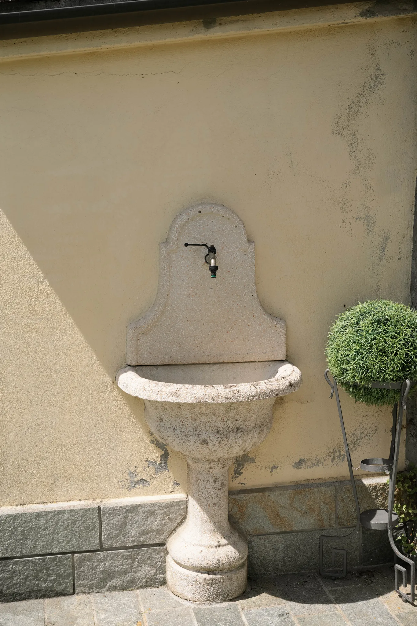 Aussenansicht / Haus · Brunnen – Cà de Sura
