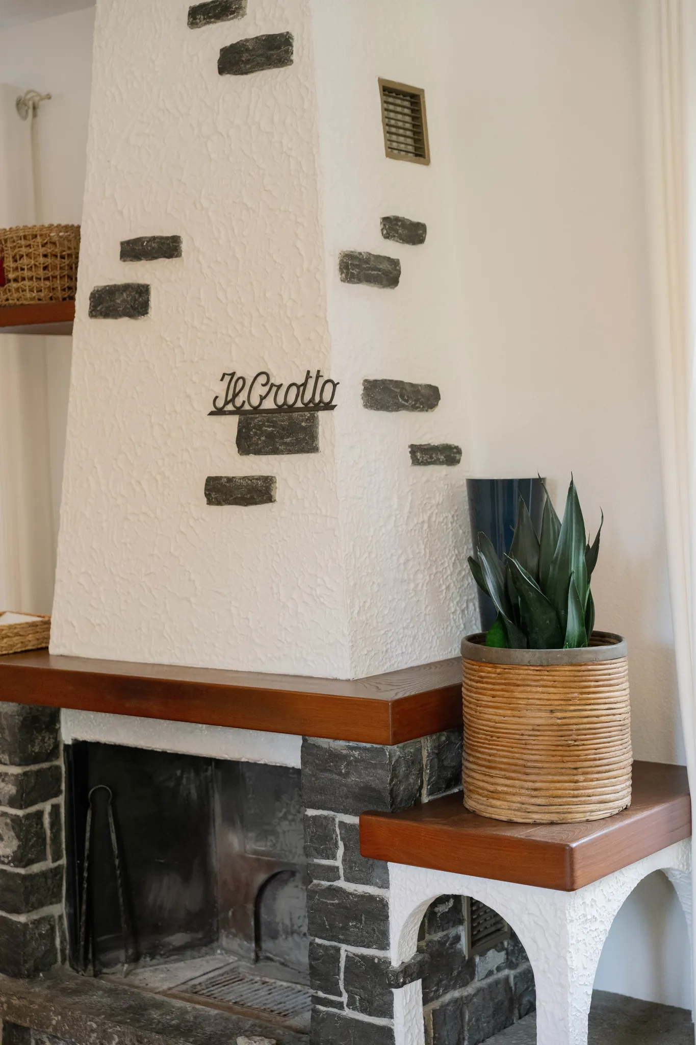 Wohnzimmer & Küche · Kamin – Cà de Sura