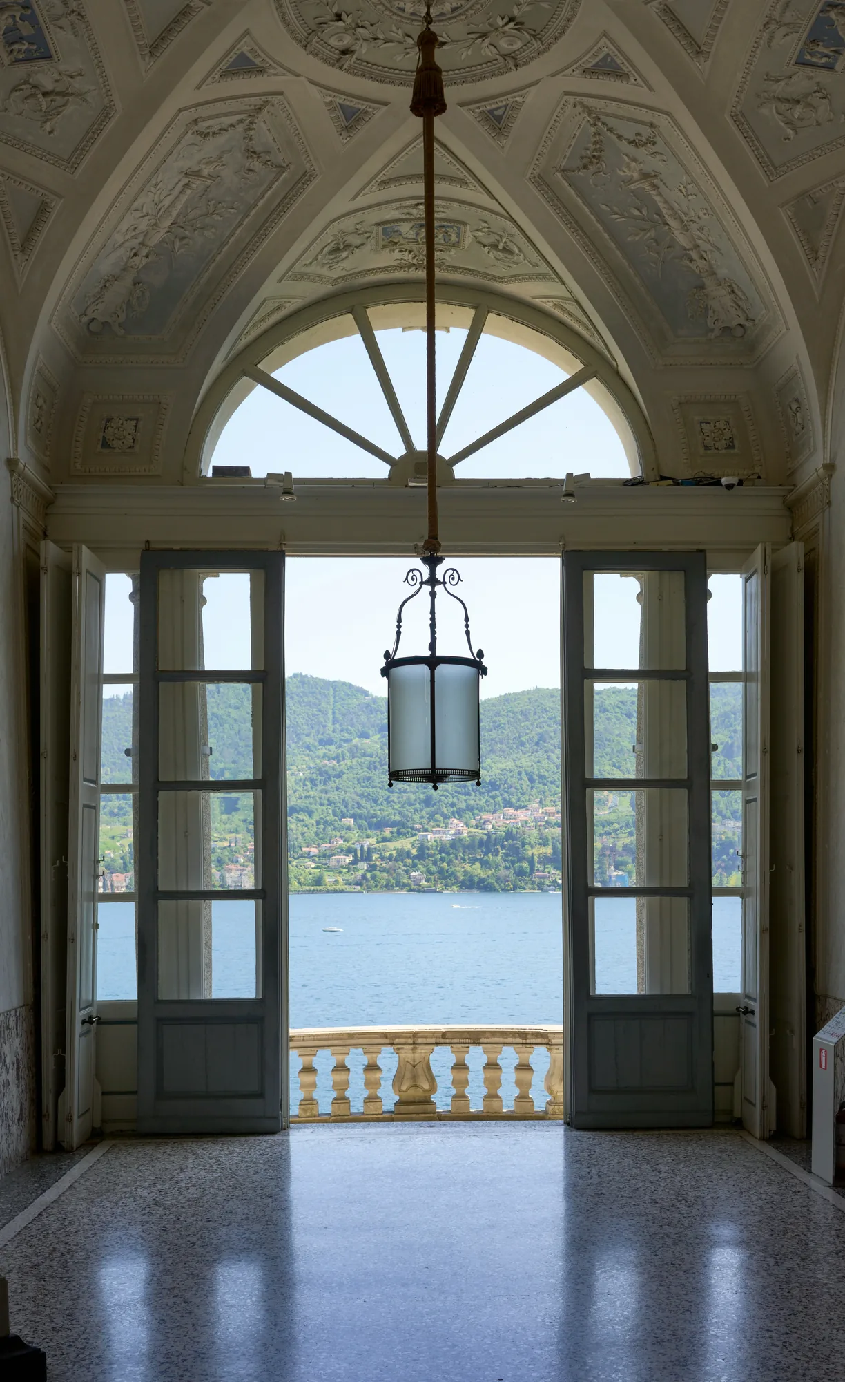 Loggia avec vue sur le lac